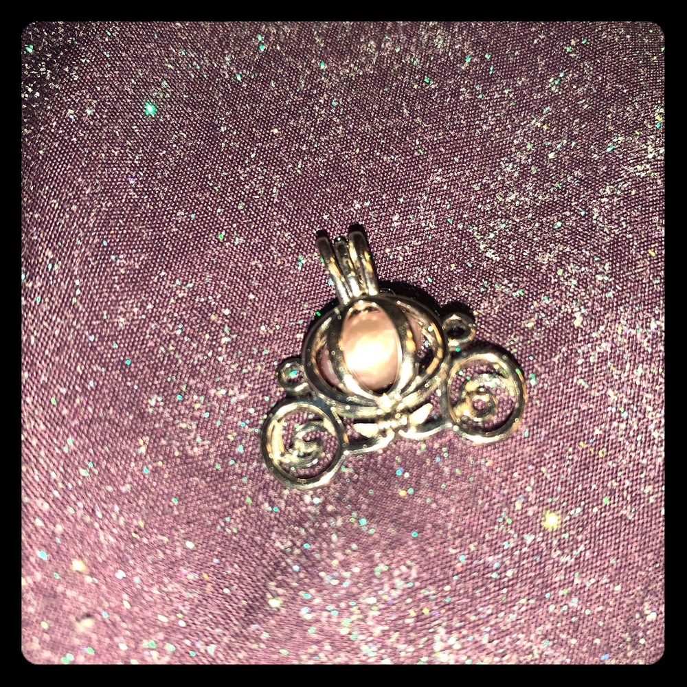 Charm locket with 2pearls